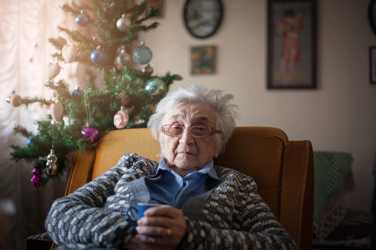 Rompre la solitude des personnes âgées à Noël : Guide pour des fêtes inclusives